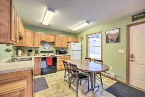 Wooded Danbury Cabin w/ Grill + Fire Pit! - Interiør