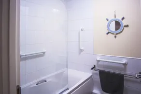 6 Varis Apartments - Bathroom