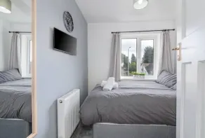 Charming 3-Bedroom Wolverhampton Home with Private Hot Tub - Zimmer