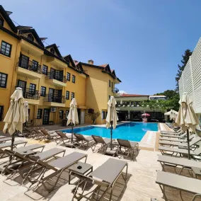 T & G Apartments - Pool