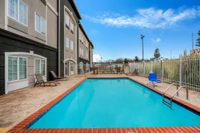 La Quinta Inn & Suites by Wyndham Vicksburg - Piscina