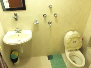 Vajra Guest House & Restaurant - Bathroom