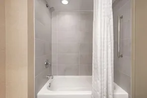 Embassy Suites by Hilton Cleveland Rockside - Salle de bain
