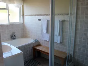 'Die Braaihuis'- sleeps 6, Large Veranda, Sea Views, Central and Fabulous! - Badeværelse