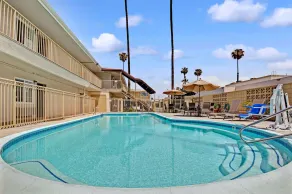 Super 8 by Wyndham Los Angeles-Culver City Area - Piscine