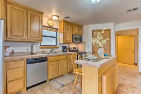 Medicine Park Cabin Rental w/ Mountain View - Interior