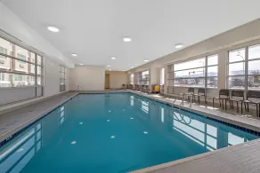 Econo Lodge Inn & Suites - Piscina