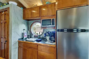 Bay St Louis Houseboat 6 Mi to Old Town & Beach! - Interior