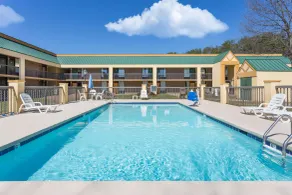 Days Inn by Wyndham Mocksville - Pool