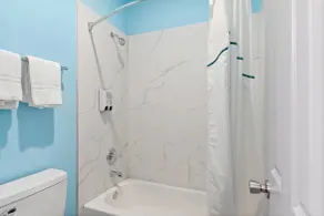 HomeTowne Studios by Red Roof San Antonio E - Frost Bank Center - Bathroom