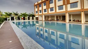 Ramada by Wyndham Bengaluru Yelahanka - Pool
