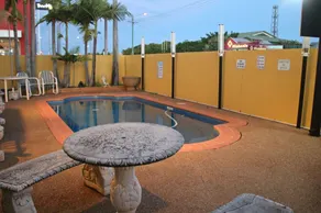 Bourbong St Motel - Outdoor pool