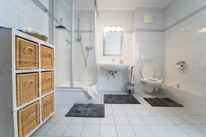 Schlafgut Küssler - 70m de cityXpress - apartamento / apartamento, ducha y baño, vista al lago - Baño