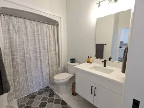 Quiet 2BR Condo Near Hospital and Wi-Fi - Badeværelse