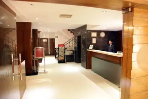 Hotel Cama - Interior entrance
