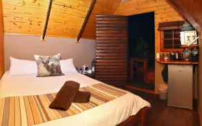 Knysna Lodge - Self Catering Accommodation with Woodfired Hot Tub - Zimmer