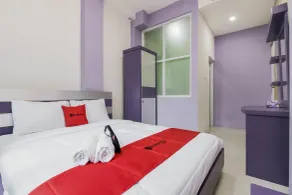 RedDoorz Plus near Stasiun Bekasi - Chambre