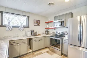 9 Mi to Shore: Home w/ Hot Tub in Howards Grove! - Interior