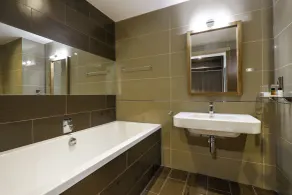Peak Edge Hotel - Bathroom