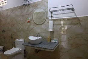 Moksha Resort - Badrum