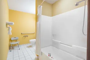 Microtel Inn & Suites by Wyndham Riverside - Salle de bain