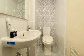 Best Furnished Studio Tokyo Riverside Pik 2 Apartment - Baño