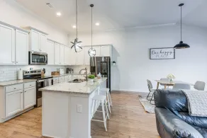 1 Mi to Lake Lanier: Modern Home w/ Patio & Yard! - Interiør