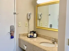 Baymont by Wyndham Texarkana - Bathroom