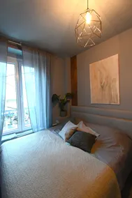 Up too 8- 10 Persons Stay in Antwerp - Camera