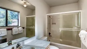 Benvenuti al Cabin Fiske! Questo spazioso, su due livelli casa duplex si trova al sid montagna ... - Bagno