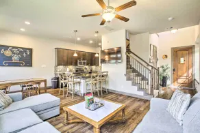Family-Friendly Spring Townhouse w/ Backyard! - Interiör