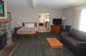 Travelodge by Wyndham Niagara Falls At the Falls - Room
