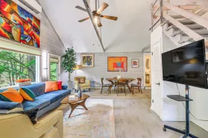 Serene Holmes Cottage Near Lakes & Trails! - Innvendig