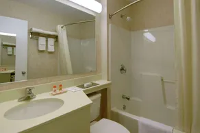 Howard Johnson by Wyndham Williamstown - Salle de bain