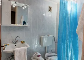 Zorbas Beach Hotel - Bathroom