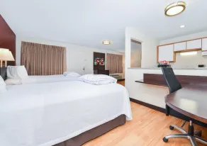 Red Roof Inn PLUS+ & Suites Guilford - Zimmer