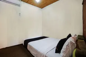 Lembah Mbalong Resort Mitra RedDoorz Near Exit Tol Singosari - Room