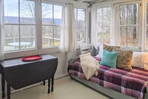 Cozy Stockbridge Cabin - Walk to Beach & Lake! - Innenbereich