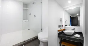 Hotel MX aeropuerto CDMX, Trademark Collection by Wyndham - Bathroom