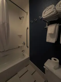 Spark by Hilton Bloomington - Baño