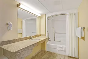 Days Inn by Wyndham Clarksville TN - Salle de bain