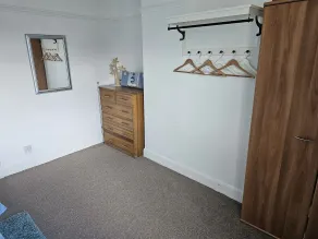 Snug - Meadhan Apartment - Rom