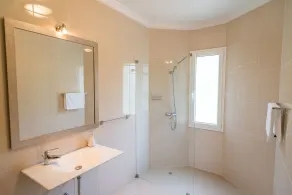 Luxury villa with private heated pool, garden and views of the sea and mountains. - Bad