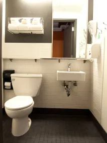 HI Boston Hostel - Bathroom