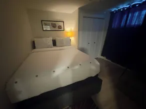 Private 1BR Basement Suite Near YQM with Free Parking - Værelse