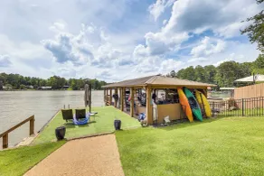 Cozy Eclectic Cabin w/ Lake Views & Shared Dock! - Innvendig