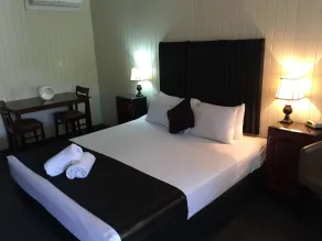 Country Plaza Motor Inn - Room