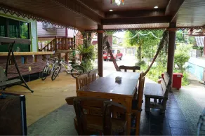 Three moon - Lobby sitting area