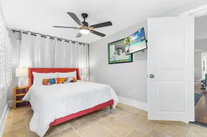 2 Mansions Pool Garden & BBQ Sleeps 22-8 BR - Room