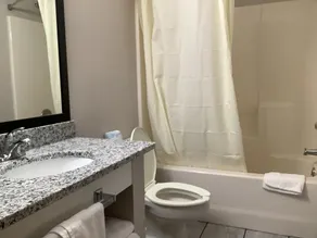 Days Inn by Wyndham Kingdom City - Salle de bain